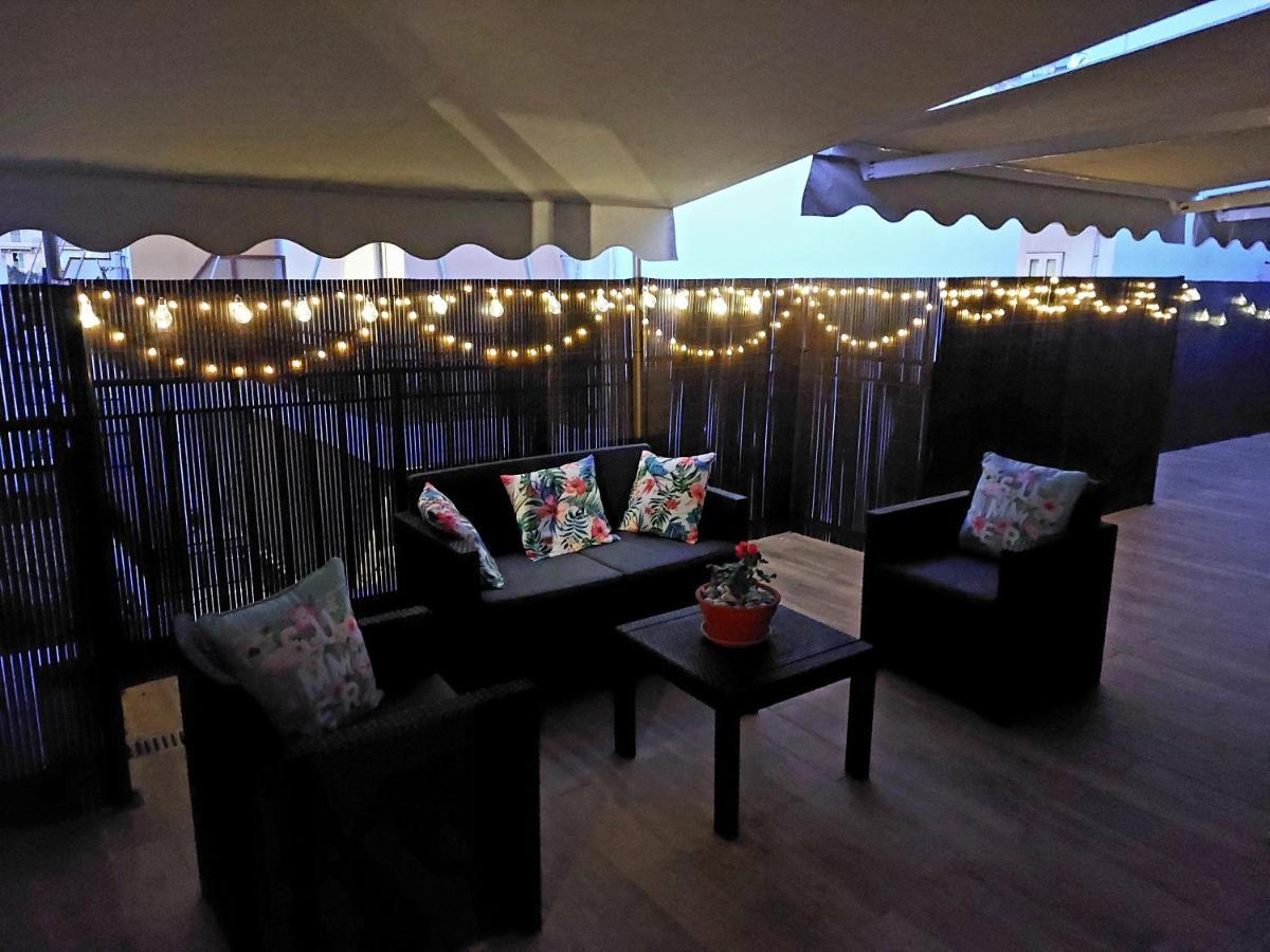 Central Apartment Near The Beach With Huge Private Terrace ルートラキ エクステリア 写真